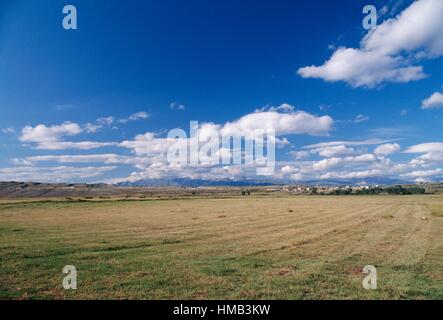 Vue sur le Rocche plateau, parc régional Sirente-Velino, Abruzzo, Italie. Banque D'Images