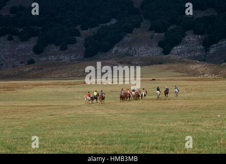 L'équitation sur le Rocche plateau, parc régional Sirente-Velino, Abruzzo, Italie. Banque D'Images