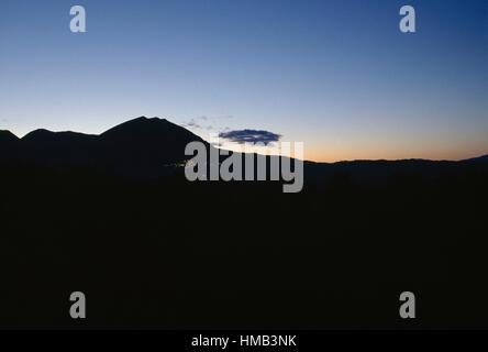 Avis de Rocca di Cambio au coucher du soleil, Rocche plateau, parc régional Sirente-Velino, Abruzzo, Italie. Banque D'Images