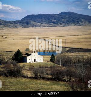 L'abbaye de Saint Lucia, 12ème siècle, près de Rocca di Cambio, Rocche plateau, parc régional Sirente-Velino, Abruzzo, Italie. Banque D'Images