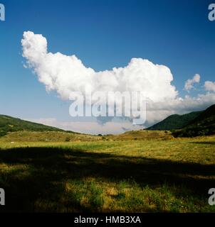 Les prairies et les nuages, vue sur le Rocche plateau, parc régional Sirente-Velino, Abruzzo, Italie. Banque D'Images