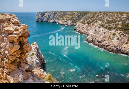 Portugal, Algarve, Cabo de Sao Vicente, vue sur les falaises côtières de les remparts du Fort de San Antonio de Beliche, qui sert à protéger le s Banque D'Images