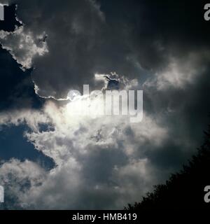 Nuages sur le Rocche plateau, parc régional Sirente-Velino, Abruzzo, Italie. Banque D'Images