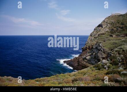 Côte Rocheuse et de l'Omo phare de Punta Morto, Ustica, Sicile, Italie. Banque D'Images