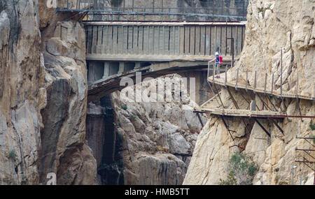 Pont de sentier El Caminito del Rey long coup avec touriste Banque D'Images