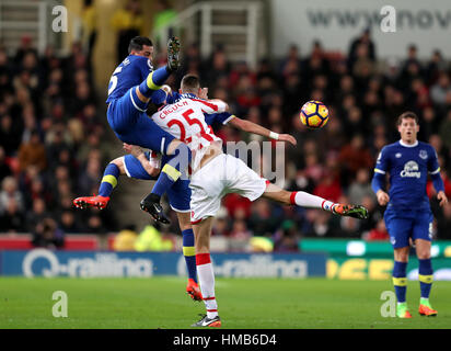 Peter Crouch (à droite) de Stoke City et Ramiro Funes Mori (à gauche) d'Everton se battent pour le ballon lors du match de la Premier League au stade bet365, Stoke. APPUYEZ SUR ASSOCIATION photo. Date de la photo: Mercredi 1er février 2017. Voir PA Story FOOTBALL Stoke. Le crédit photo devrait se lire comme suit : David Davies/PA Wire. RESTRICTIONS : aucune utilisation avec des fichiers audio, vidéo, données, listes de présentoirs, logos de clubs/ligue ou services « en direct » non autorisés. Utilisation en ligne limitée à 75 images, pas d'émulation vidéo. Aucune utilisation dans les Paris, les jeux ou les publications de club/ligue/joueur unique. Banque D'Images