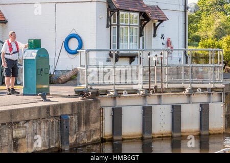 Gardien de verrouillage des portes de l'écluse d'exploitation Goring On Thames UK Banque D'Images