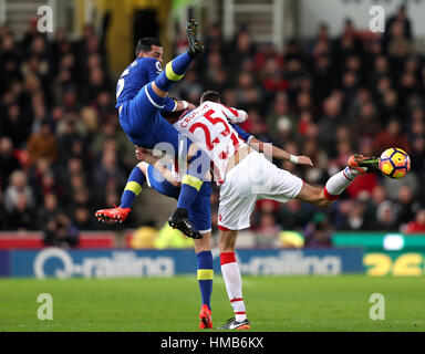 Stoke City's Peter Crouch (à droite) et d'Everton's Ramiro Funes Mori (à gauche) bataille pour la balle durant le premier match de championnat à bet365, le stade de Stoke. Banque D'Images