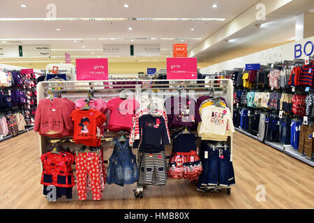 Les vêtements d'enfants en vente dans un supermarché UK Banque D'Images