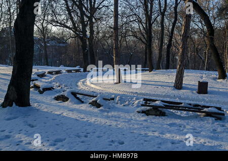 Scène d'hiver avec banc de parc, Sofia, Bulgarie Banque D'Images