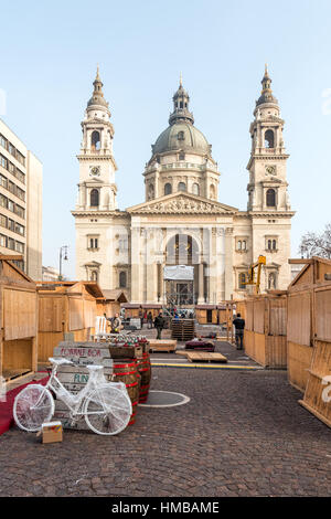 BUDAPEST, HONGRIE - janvier 02, 2017 : la déconstruction de l'un des plus grands marchés de Noël à Budapest après les vacances Banque D'Images