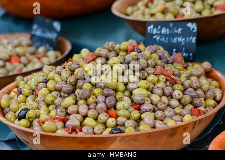 Gros plan de bols en bois avec beaucoup d'olives mixtes vertes, noires et kalamata sur un marché staller à Saint-Palais-sur-Mer, Charente-Maritime, France. Banque D'Images