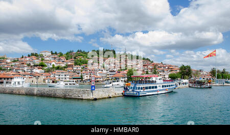 Vue sur la vieille ville d'Ohrid lac d'Ohrid et( le plus populaires et les plus visités de la région de Macédoine) avec en agitant le drapeau macédonien et plusieurs bateaux Banque D'Images