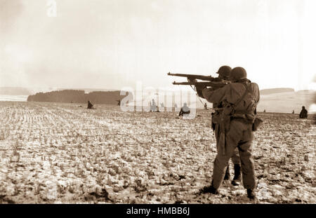Les fantassins, attaché à la 4e Division blindée, le feu sur les troupes allemandes, dans l'avance américaine pour relâcher la pression sur les troupes aéroportées entouré dans Bastogne, Belgique. Le 27 décembre 1944. La FPC. Donald R. Ornitz. (Armée) NARA DOSSIER #  : 111-SC-199295 LIVRE Guerres et conflits #  : 1074 Banque D'Images