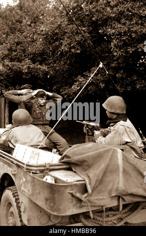 Deux prisonniers de guerre allemands sont prises pour la 6ème div. Camp de prisonniers d'interrogation et de la recherche. Il y avait 218 capturés par l'infanterie française libre et 6ème Armored Div. des troupes. Plouay, France. Le 28 août 1944. La FPC. H.M. Kuehne. (Armée) NARA DOSSIER #  : 111-SC-339075 LIVRE Guerres et conflits #  : 1284 Banque D'Images