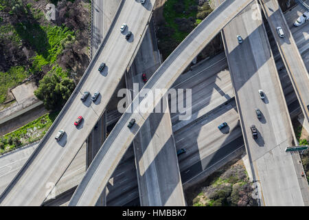 La vue aérienne de Golden State Route 118 et 5 bretelles de l'échangeur autoroutier à Los Angeles, Californie. Banque D'Images