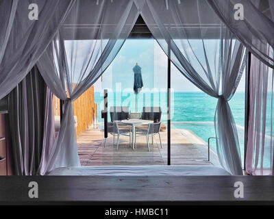 La chambre à coucher moderne - une terrasse sur la mer Banque D'Images