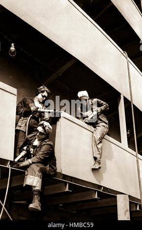 Les déchiqueteuses. 1942. Marinship Corp. (Women's Bureau broyeurs). Les femmes travaillent sur des fragments de peinture de navires de la marine pendant la Seconde Guerre mondiale, deux en Californie. Banque D'Images