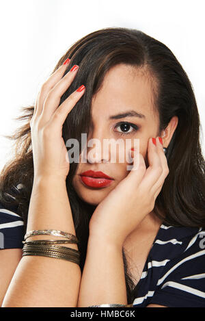 Femme avec des yeux couverts avec cheveux isolé sur fond blanc Banque D'Images