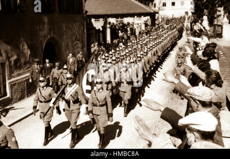 Osterreich wird Deutsche. Einmarsch der Deutschen polizei à Imst (Tyrol). L'Autriche est l'allemand. L'entrée de la police allemande en Imst. Mars 1938. Heinrich Hoffman Collection. (Enregistrements étrangers saisis) Banque D'Images