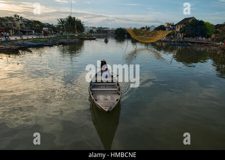 Femme seule pagayer sur la rivière Thu Bon, Hoi An, Vietnam Banque D'Images