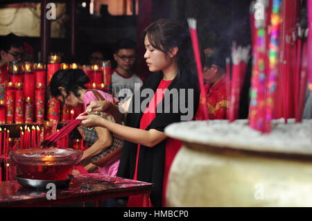 Jakarta, Indonésie - le 29 janvier 2017 : le peuple chinois brûler l'encens dans la célébration du Nouvel An lunaire chinois au temple de Jin Yuan, Jakarta, Indonésie Banque D'Images