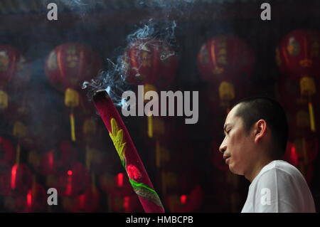 Jakarta, Indonésie - le 29 janvier 2017 : grand Peuple chinois avec de l'encens à prier les dieux en célébration du Nouvel An lunaire chinois au temple de Jin Yuan Banque D'Images