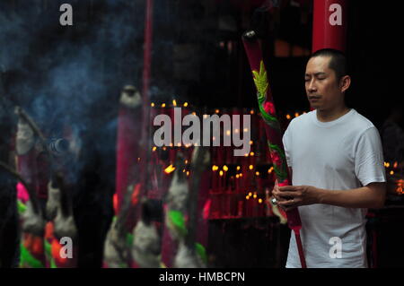 Jakarta, Indonésie - le 29 janvier 2017 : grand Peuple chinois avec de l'encens à prier les dieux en célébration du Nouvel An lunaire chinois au temple de Jin Yuan Banque D'Images