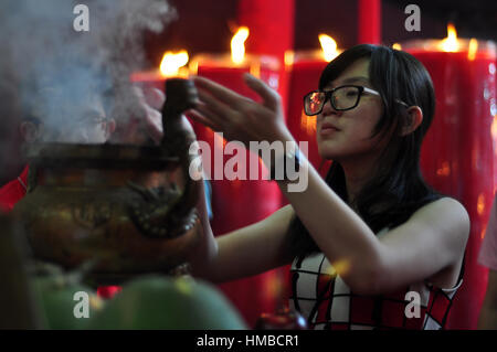 Jakarta, Indonésie - le 29 janvier 2017 : le peuple chinois à prier les dieux en célébration du Nouvel An lunaire chinois au temple de Jin Yuan, Jakarta Banque D'Images