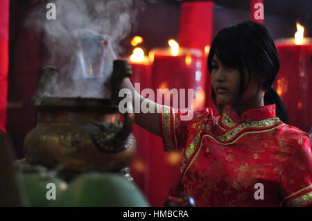 Jakarta, Indonésie - le 29 janvier 2017 : le peuple chinois à prier les dieux en célébration du Nouvel An lunaire chinois au temple de Jin Yuan, Jakarta Banque D'Images