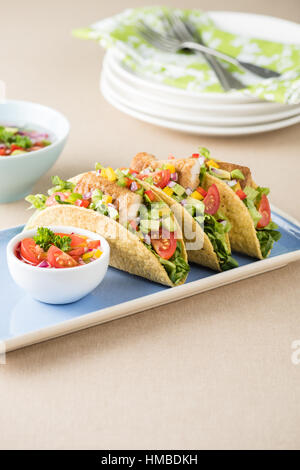 Shell tacos au poisson avec des tomates, haricots, poivrons et salsa d'avocat Banque D'Images