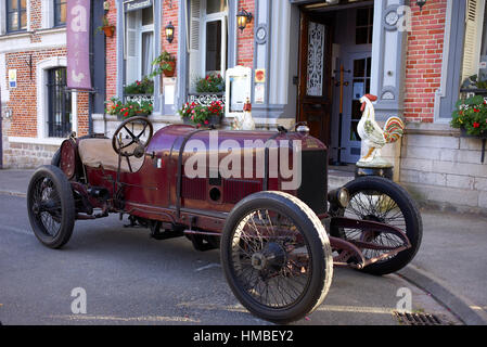 Voiture de course Peugeot d'époque à l'extérieur du Coq Hotel, Montreuil-sur-Mer, pas-de-Calais, Nord de la France. Banque D'Images