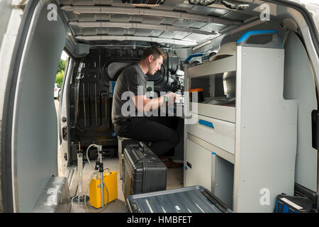 Santé et la sécurité des techniciens de laboratoire vérifier des immeubles et des propriétés sur les dangers pour l'environnement, tels que l'amiante et de la qualité de l'eau avec équipement correct Banque D'Images
