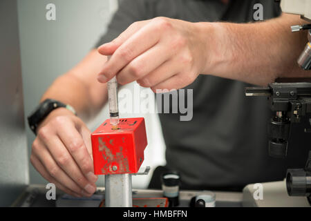 Santé et la sécurité des techniciens de laboratoire vérifier des immeubles et des propriétés sur les dangers pour l'environnement, tels que l'amiante et de la qualité de l'eau avec équipement correct Banque D'Images