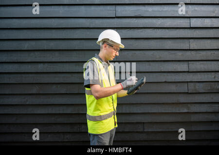 Santé et la sécurité des techniciens de laboratoire vérifier des immeubles et des propriétés sur les dangers pour l'environnement, tels que l'amiante et de la qualité de l'eau avec équipement correct Banque D'Images