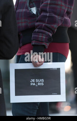 Valence (sud-est de la France), 2015/11/15 : Hommage aux victimes du Paris des attaques terroristes du 13 novembre. Banque D'Images