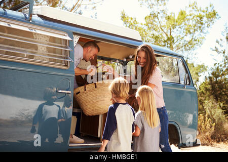 Famille d'emballer leur camping-car pour un voyage en voiture locations Banque D'Images