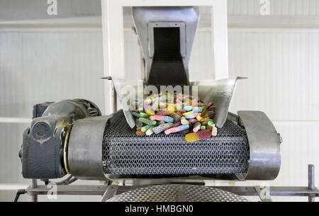 Bondues (nord de la France) : bonbons sur une ligne de production de l'usine de confiserie Lutti. Banque D'Images