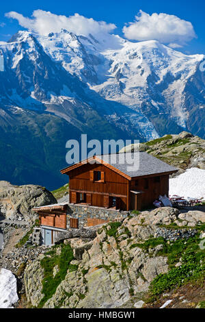 Chamonix : refuge de montagne de "lac Blanc" (White Lake) dans la réserve naturelle nationale des Aiguilles Rouges Banque D'Images