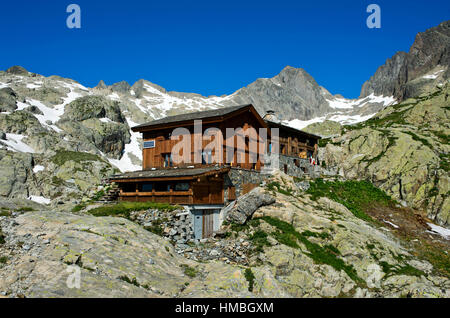 Chamonix : refuge de montagne de "lac Blanc" (White Lake) dans la réserve naturelle nationale des Aiguilles Rouges Banque D'Images