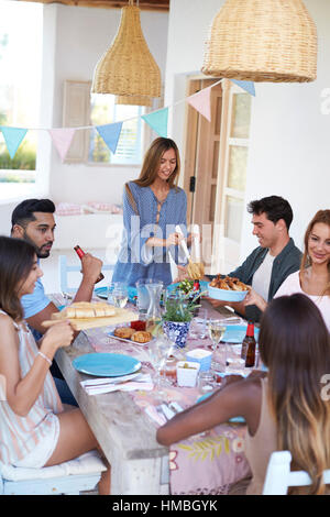 Service d'hôtesse lors d'un dîner d'amis sur un patio, Ibiza Banque D'Images