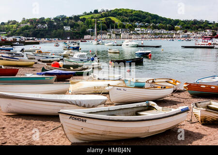 Bateaux sur la plage de l'estuaire à Teignmouth avec bateaux amarrés dans l'estuaire de la Teign, Teignmouth, Devon, Angleterre. Banque D'Images