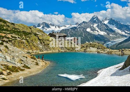 Chamonix : refuge de montagne de "lac Blanc" (White Lake) dans la réserve naturelle nationale des Aiguilles Rouges Banque D'Images