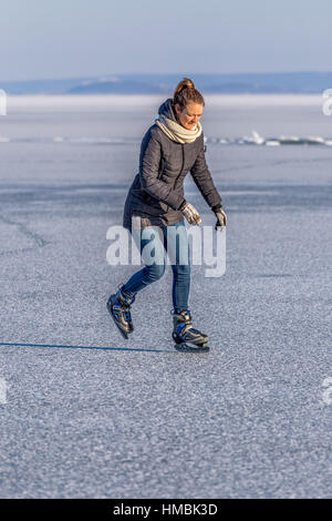 Jeune fille patinage sur le lac Balaton en Hongrie Banque D'Images