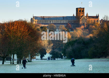 Une vue hivernale de la cathédrale de St Albans Abbey View Golf Course, Royaume-Uni Banque D'Images