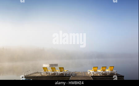 Vue d'un quai le matin brumeux, Lac-Superieur avec brouillard, dans Laurentides, Mont-Tremblant, Québec, Canada Banque D'Images