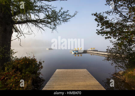 Vue d'un quai le lac-superieur, Misty morning avec brouillard, dans laurentides, mont-tremblant, Québec, Canada Banque D'Images