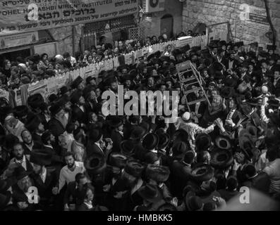 MERON, ISRAËL - 18 MAI 2014 : les Juifs orthodoxes à l'assemblée annuelle de danse hillulah de Rabbi Shimon Bar Yochai, à Meron, sur Lag BaOmer Maison de vacances. C'est un annua Banque D'Images