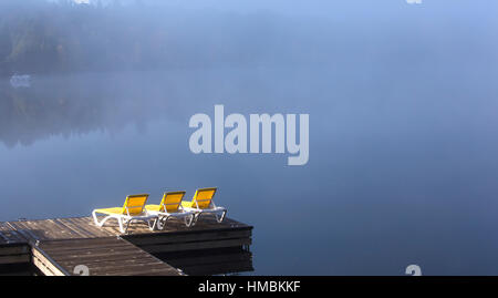 Vue d'un quai le lac-superieur, Misty morning avec brouillard, dans laurentides, mont-tremblant, Québec, Canada Banque D'Images