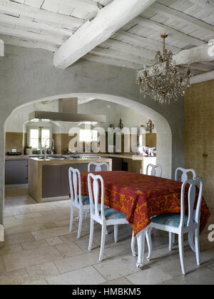 Intérieur d'une cuisine contemporaine dans une maison de campagne en Toscane, Italie Banque D'Images